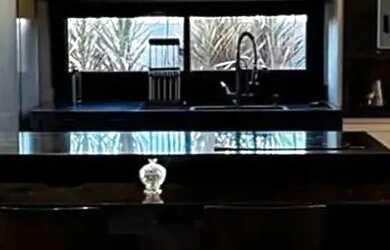 Imagem: A casa em condomínio possui 4 Dormitórios, 5 Banheiros, 4