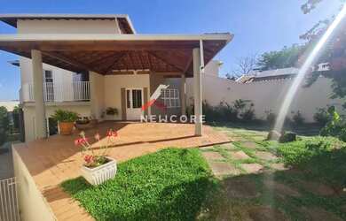 Imagem: A casa possui 4 Dormitórios, 3 Banheiros, 3 Vagas na garagem