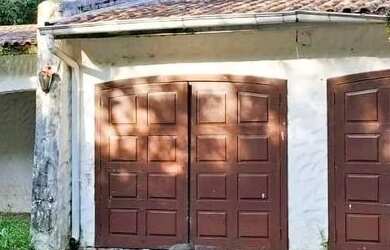 Imagem: A casa possui 3 Dormitórios, 3 Banheiros, 5 Vagas na garagem