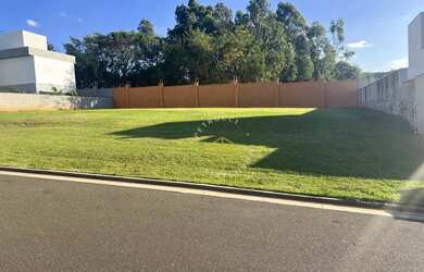 Imagem: O terreno possui 452m² de Área e está localizado em Alphaville