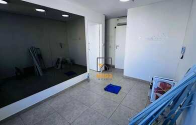 Imagem: O depósito possui 1 Vaga na garagem, 33m² de Área e está