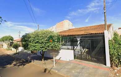 Imagem: A casa possui 3 Dormitórios, 1 Banheiro, 1 Vaga na garagem