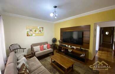 Imagem: A casa possui 3 Dormitórios, 3 Banheiros, 3 Vagas na garagem