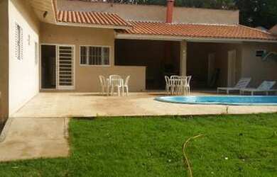 Imagem: A casa para temporada possui 2 Dormitórios, 5 Vagas na garagem