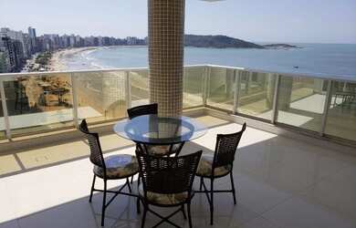 Imagem: O apartamento possui 3 Dormitórios, Acomodam 8 pessoas, 2 Vagas