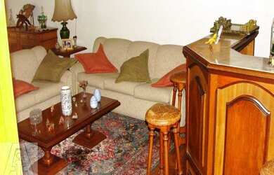 Imagem: A casa possui 4 Dormitórios, 2 Banheiros, 2 Vagas na garagem