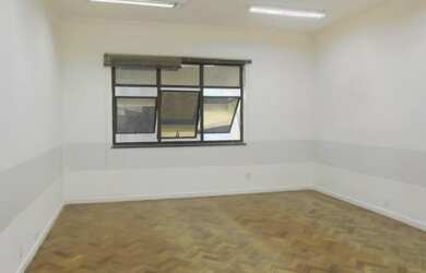 Imagem: O depósito possui 1 Vaga na garagem, 302m² de Área e está