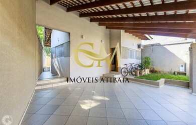 Imagem: A casa possui 3 Dormitórios, 1 Banheiro, 2 Vagas na garagem