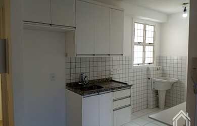 Imagem: O apartamento possui 2 Dormitórios, 1 Banheiro, 1 Vaga na garagem