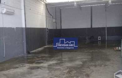 Imagem: O depósito possui 3 Vagas na garagem, 360m² de Área e está