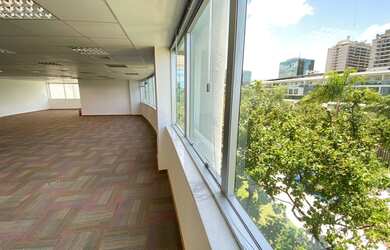 Imagem: O depósito possui 5 Vagas na garagem, 232m² de Área e está