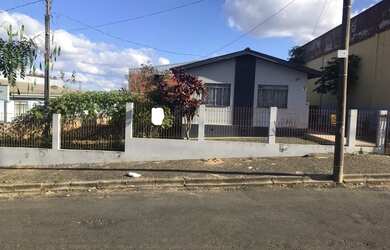 Imagem: A casa possui 2 Dormitórios, 1 Banheiro, 1 Vaga na garagem