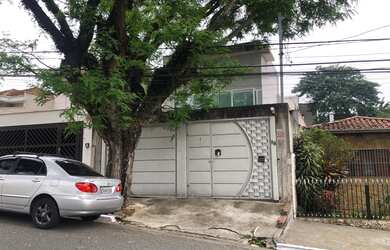 Imagem: A casa possui 3 Dormitórios, 3 Banheiros, 4 Vagas na garagem