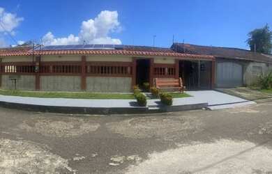 Imagem: A casa possui 3 Dormitórios, 3 Banheiros, 5 Vagas na garagem