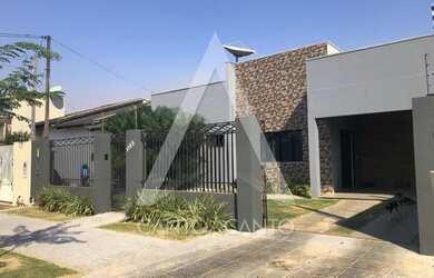 Imagem: A casa possui 3 Dormitórios, 1 Banheiro, 2 Vagas na garagem