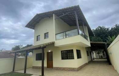 Imagem: A casa possui 4 Dormitórios, 2 Banheiros, 2 Vagas na garagem