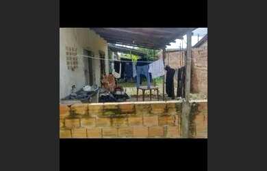 Imagem: A casa possui 2 Dormitórios, 1 Banheiro, 1 Vaga na garagem