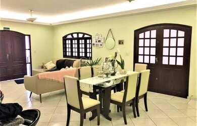 Imagem: A casa possui 3 Dormitórios, 3 Banheiros, 4 Vagas na garagem