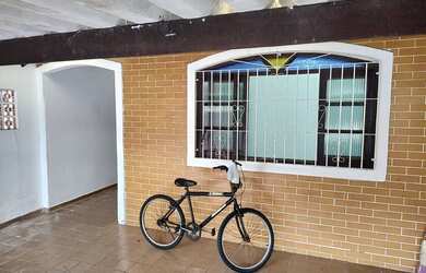 Imagem: A casa possui 2 Dormitórios, 1 Banheiro, 2 Vagas na garagem