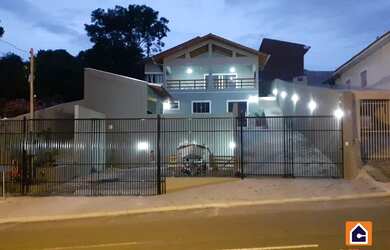 Imagem: A casa possui 4 Dormitórios, 4 Banheiros, 5 Vagas na garagem