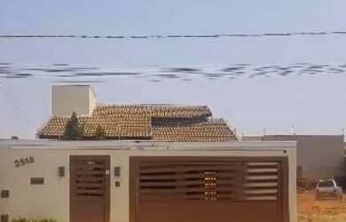 Imagem: A casa possui 3 Dormitórios, 2 Banheiros, 272m² de Área e