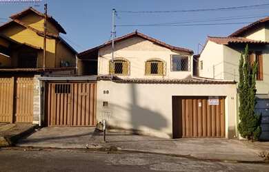 Imagem: A casa possui 4 Dormitórios, 1 Banheiro, 2 Vagas na garagem