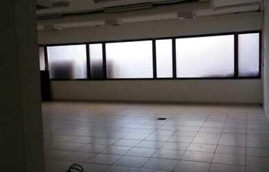 Imagem: O depósito possui 5 Vagas na garagem, 300m² de Área e está