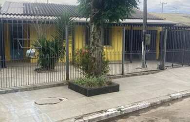 Imagem: A casa possui 4 Dormitórios, 3 Banheiros, 2 Vagas na garagem