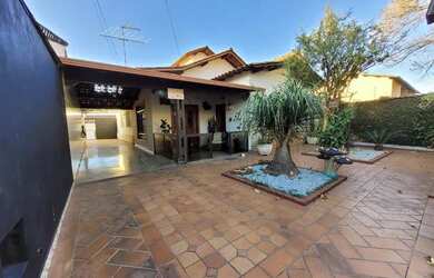 Imagem: A casa possui 4 Dormitórios, 3 Banheiros, 190m² de Área e