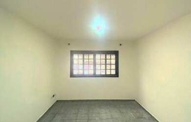 Imagem: A casa possui 3 Dormitórios, 2 Banheiros, 4 Vagas na garagem