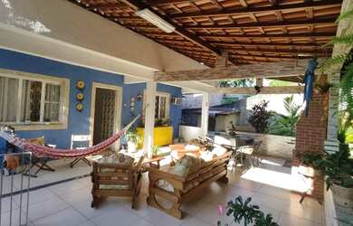 Imagem: A casa possui 3 Dormitórios, 2 Banheiros, 3 Vagas na garagem