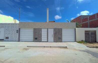 Imagem: A casa possui 3 Dormitórios, 2 Banheiros, 2 Vagas na garagem