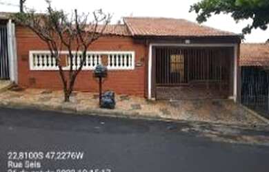 Imagem: A casa possui 4 Dormitórios, 1 Banheiro, 2 Vagas na garagem