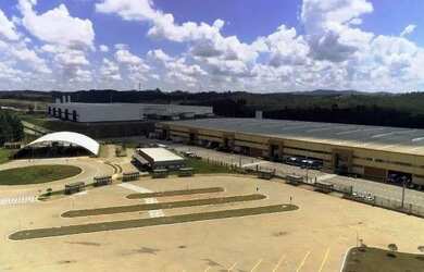 Imagem: O depósito possui 5 Vagas na garagem e 4953m² de Área e está