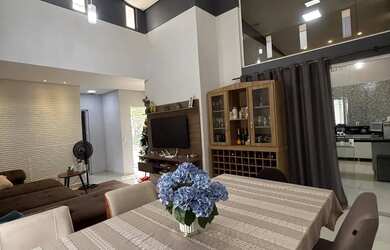 Imagem: A casa em condomínio possui 4 Dormitórios, 4 Banheiros, 375m²