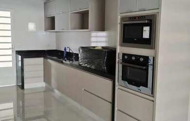 Imagem: A casa possui 3 Dormitórios, 1 Banheiro, 3 Vagas na garagem