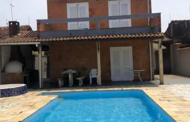 Imagem: A casa possui 4 Dormitórios, Acomodam 20 pessoas, 5 Vagas na