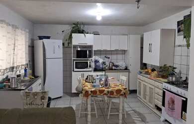 Imagem: A casa possui 5 Dormitórios, 2 Banheiros, 2 Vagas na garagem