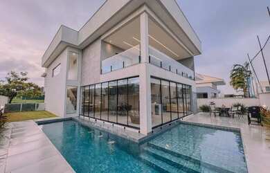 Imagem: A casa em condomínio possui 4 Dormitórios, 4 Banheiros, 3