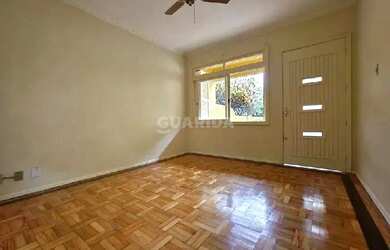 Imagem: A casa possui 3 Dormitórios, 2 Banheiros, 3 Vagas na garagem