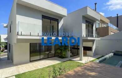 Imagem: A casa em condomínio possui 4 Dormitórios, 5 Banheiros, 4