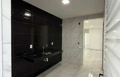 Imagem: A casa possui 3 Dormitórios, 2 Banheiros, 2 Vagas na garagem