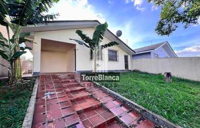 Imagem: A casa possui 3 Dormitórios, 1 Banheiro, 2 Vagas na garagem