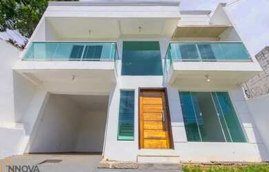 Imagem: A casa possui 3 Dormitórios, 2 Banheiros, 2 Vagas na garagem