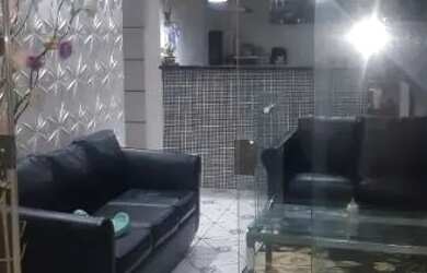 Imagem: A casa possui 2 Dormitórios, 1 Banheiro, 2 Vagas na garagem