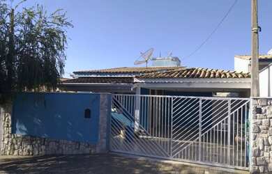 Imagem: A casa possui 3 Dormitórios, 2 Banheiros, 2 Vagas na garagem