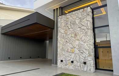 Imagem: A casa possui 3 Dormitórios, 2 Banheiros, 1 Vaga na garagem