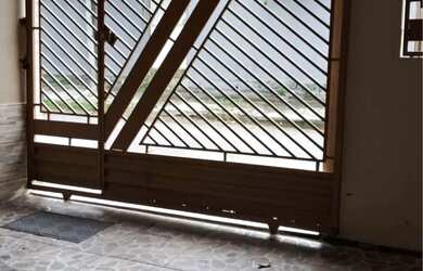 Imagem: A casa possui 3 Dormitórios, 1 Banheiro, 1 Vaga na garagem