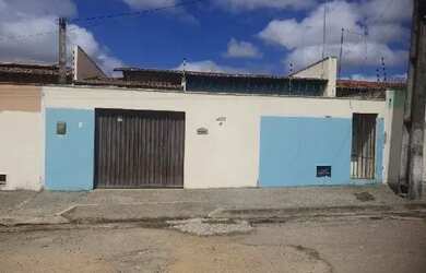 Imagem: A casa possui 2 Dormitórios, 1 Banheiro, 1 Vaga na garagem