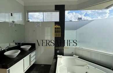 Imagem: A casa possui 5 Dormitórios, 2 Banheiros, 3 Vagas na garagem